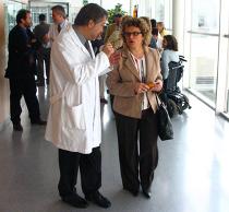 La Hble. Sra. Marina Geli, Consejera de Salud de la Generalitat de Cataluña, firma en el Libro de Honor del Institut Guttmann