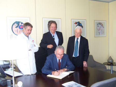 El Sr. Gerardo Salvador, Presidente de la Fundación Mª Francisca de Roviralta, firma en el Libro de Honor del Institut Guttmann