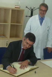 El Sr. Francisco Román, Presidente de Vodafone España, firma en el Libro de Honor del Institut Guttmann