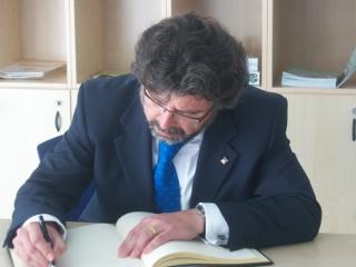 El Sr. Antoni Castellà i Clavé, Secretario general de Universidades e Investigación, firma en el Libro de Honor del Institut Guttmann