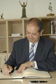 El Hble. Sr. Felip Puig, Consejero de Interior, firma en el Libro de Honor del Institut Guttmann