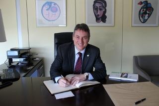 El Ilmo. Sr. Joan Mora i Bosch, Alcalde de Mataró, firma en el Libro de Honor del Institut Guttmann