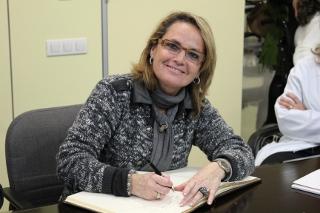 La Sra. Helena Rakosnik, Esposa del President de la Generalitat de Catalunya, M. H. Sr. Artur Mas	, firma en el Libro de Honor del Institut Guttmann