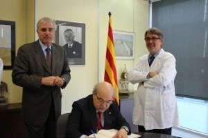 L'Hble. Sr. Andreu Mas-Colell , Consejero de Economía y Conocimiento de la Generalitat Catalunya, firma en el Libro de Honor del Institut Guttmann