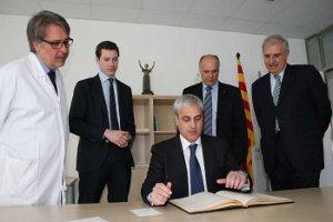 L'Hble. Sr. Germà Gordó i Aubarell, Consejero de Justicia de la Generalitat de Catalunya, firma en el Libro de Honor del Institut Guttmann