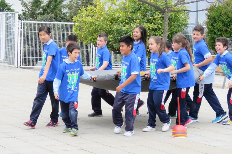 actividad física inclusiva “¡Muévete... y Verás!”, las jornadas de educación física organizadas por el Institut Guttmann que tienen como objetivo la práctica de actividad física inclusiva en el entorno de la escuela ordinaria