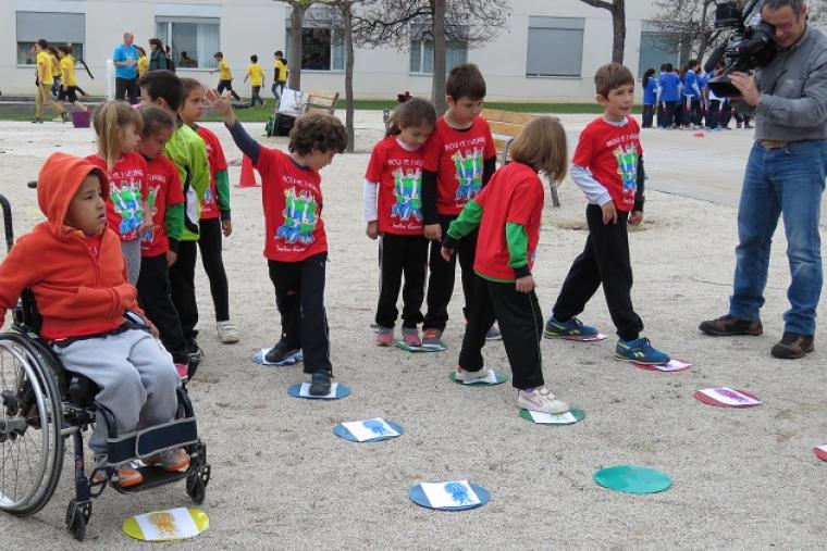 actividad física inclusiva “¡Muévete... y Verás!”, las jornadas de educación física organizadas por el Institut Guttmann que tienen como objetivo la práctica de actividad física inclusiva en el entorno de la escuela ordinaria
