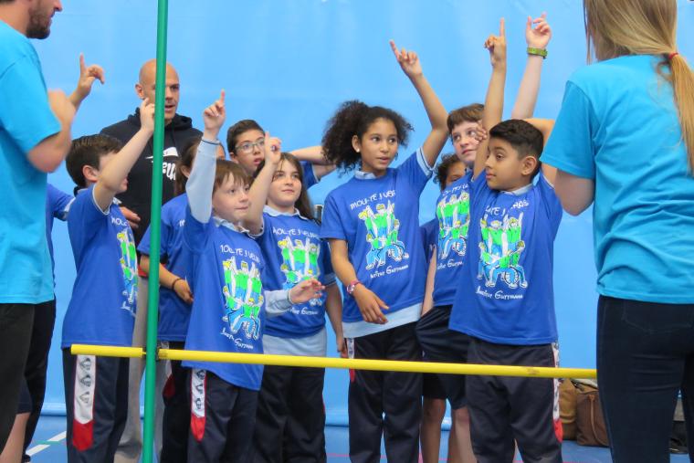 actividad física inclusiva “¡Muévete... y Verás!”, las jornadas de educación física organizadas por el Institut Guttmann que tienen como objetivo la práctica de actividad física inclusiva en el entorno de la escuela ordinaria