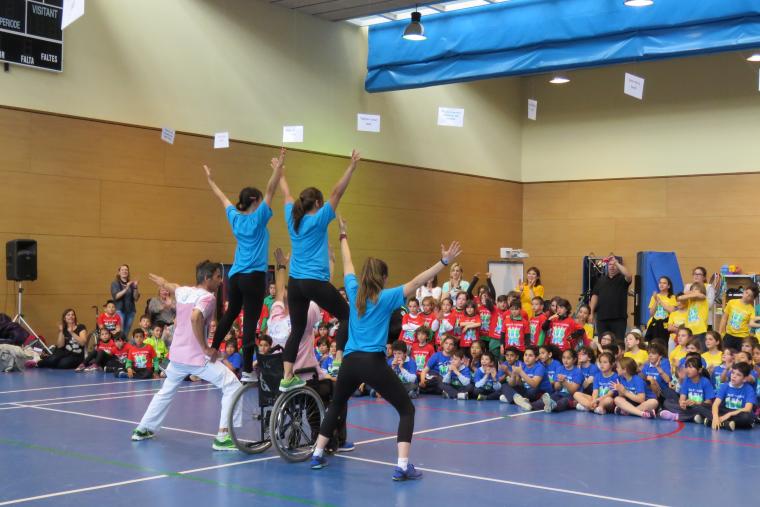 actividad física inclusiva “¡Muévete... y Verás!”, las jornadas de educación física organizadas por el Institut Guttmann que tienen como objetivo la práctica de actividad física inclusiva en el entorno de la escuela ordinaria