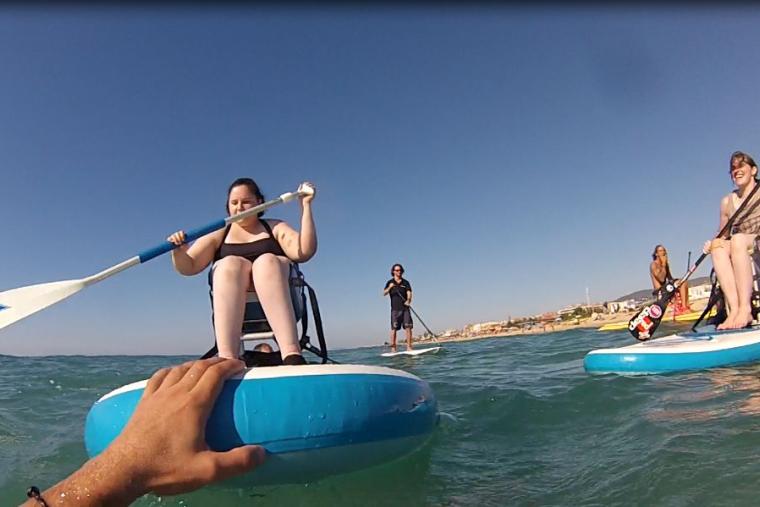 Actividad de paddle surf adaptado en Cabrera de Mar