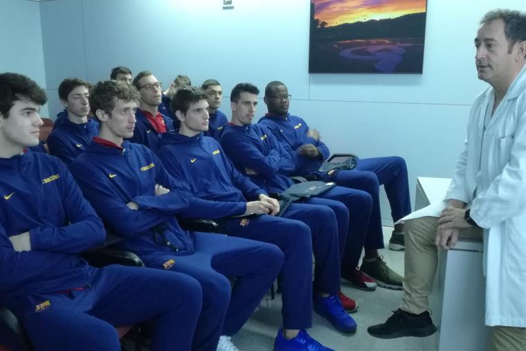 El Barça B de baloncesto visita el Institut Guttmann