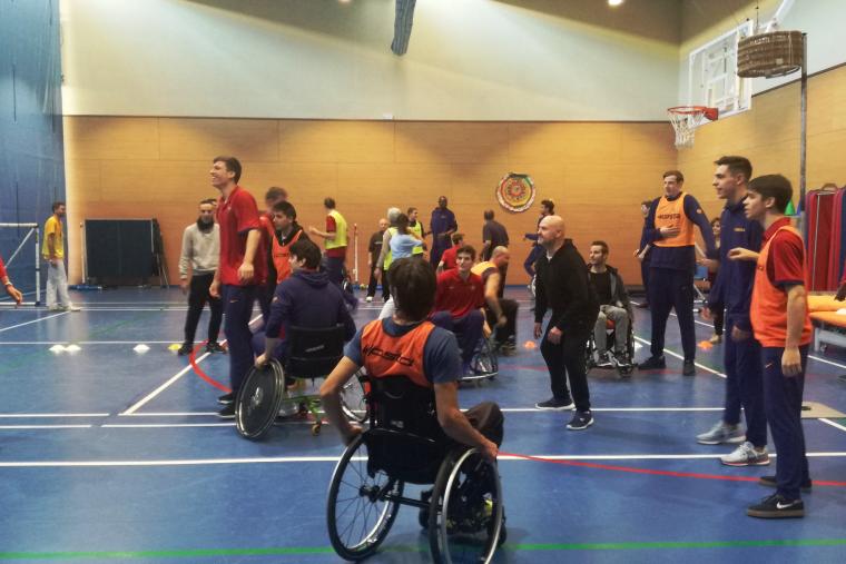 El Barça B de baloncesto visita el Institut Guttmann
