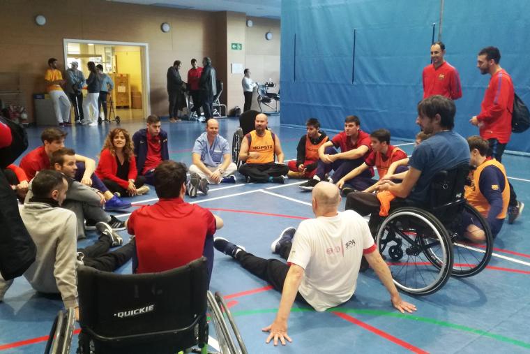 El Barça B de baloncesto visita el Institut Guttmann