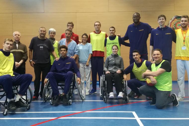 El Barça B de baloncesto visita el Institut Guttmann