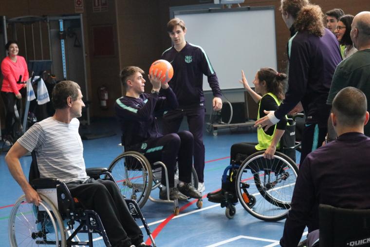 Equipos del Barça visitan el Institut Guttmann dentro del programa Masía Solidaria