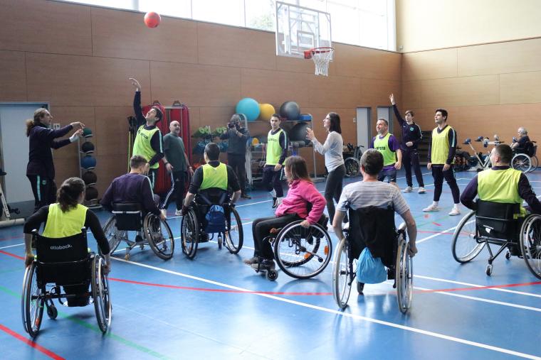Equipos del Barça visitan el Institut Guttmann dentro del programa Masía Solidaria