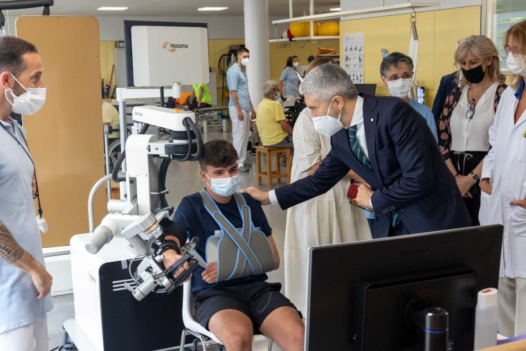 The Minister of the Interior, Fernando Grande-Marlaska, visits the Institut Guttmann