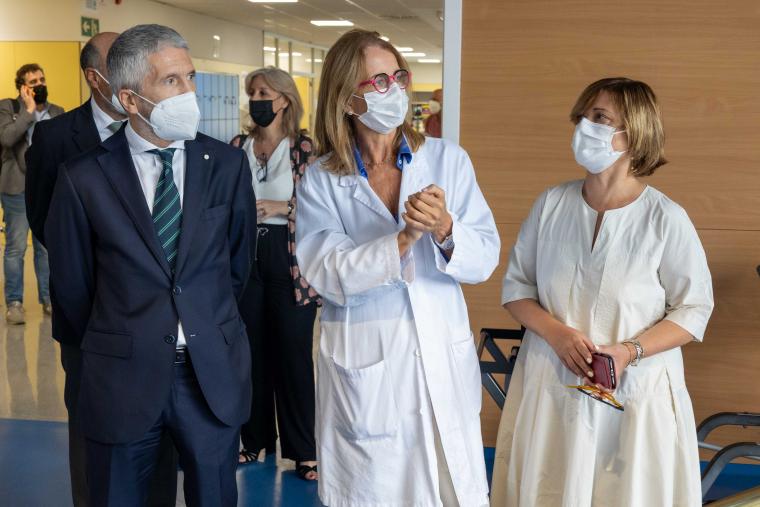 The Minister of the Interior, Fernando Grande-Marlaska, visits the Institut Guttmann