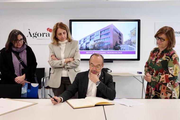 el conseller firma el libro de honor de la institución