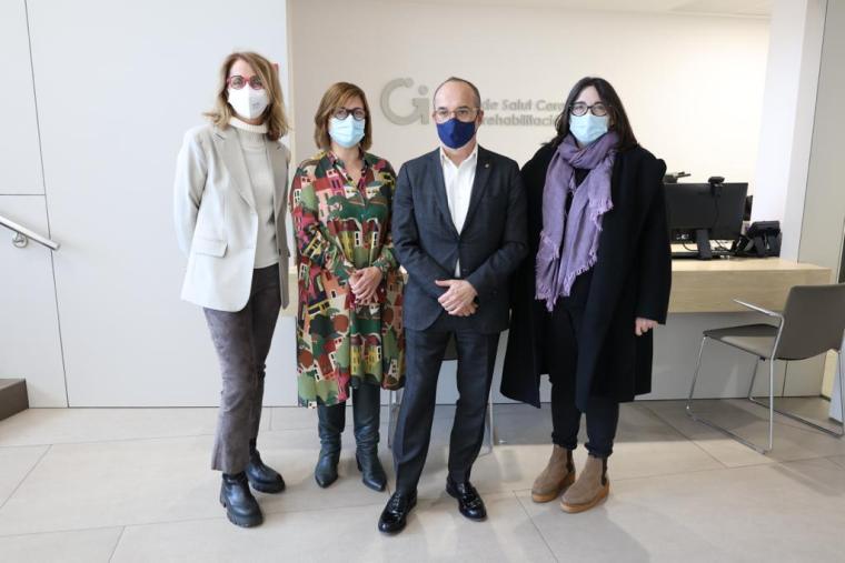 el conseller amb les codirectores de l'institut Guttmann i la directora de serveis territorials