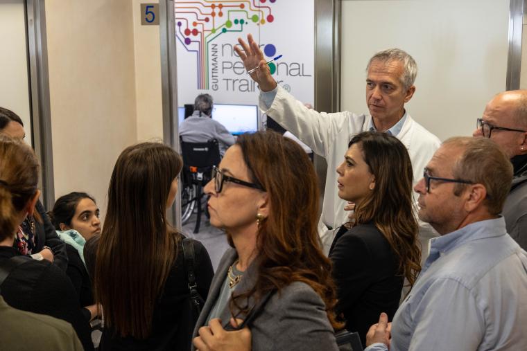 Un grupo italiano de especialistas en urología visita el hospital
