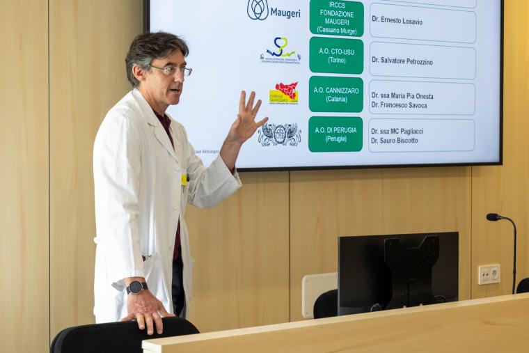 Un grupo italiano de especialistas en urología visita el hospital