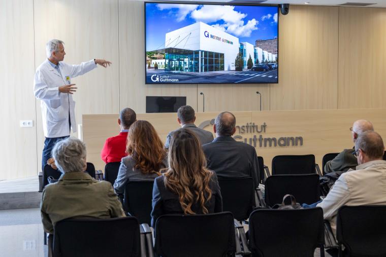 Un grupo italiano de especialistas en urología visita el hospital