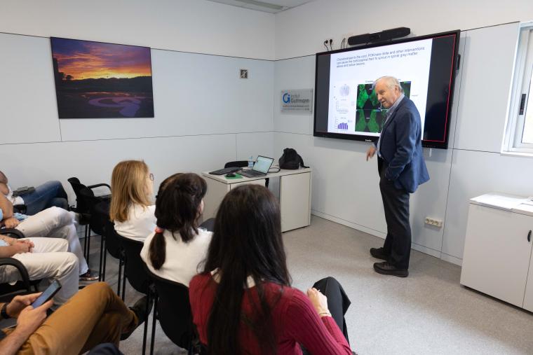 James Fawcett, Chair of the Brain Repair Center at Cambridge University, visits the Institut Guttmann