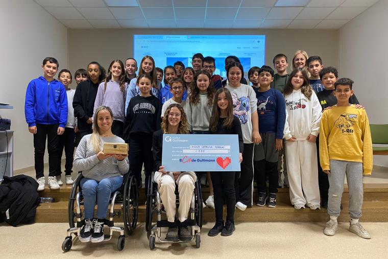 Los alumnos de la escuela Vedruna Sagrats Cors Torelló muestran su solidaridad al Institut Guttmann