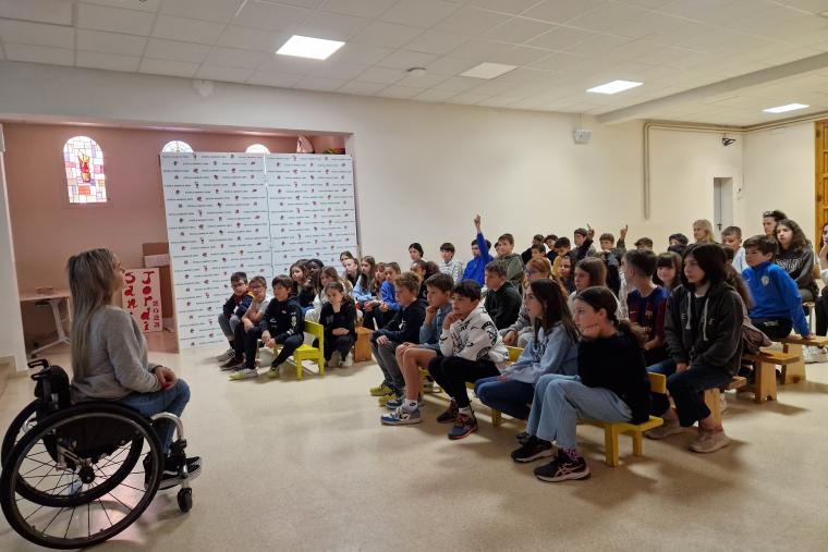 Los alumnos de la escuela Vedruna Sagrats Cors Torelló muestran su solidaridad al Institut Guttmann
