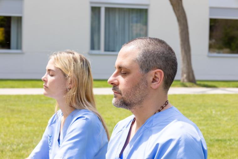 Conferència i meditació als jardins de l'Institut Guttmann