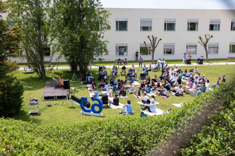 Conferència i meditació als jardins de l'Institut Guttmann