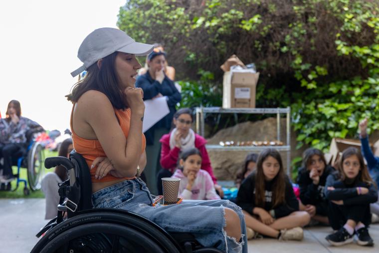 The playground belongs to everyone! TVBoy and more than 100 children paint inclusion in a very special edition of 'Mou-te i Veuràs'