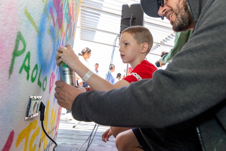 The playground belongs to everyone! TVBoy and more than 100 children paint inclusion in a very special edition of 'Mou-te i Veuràs'