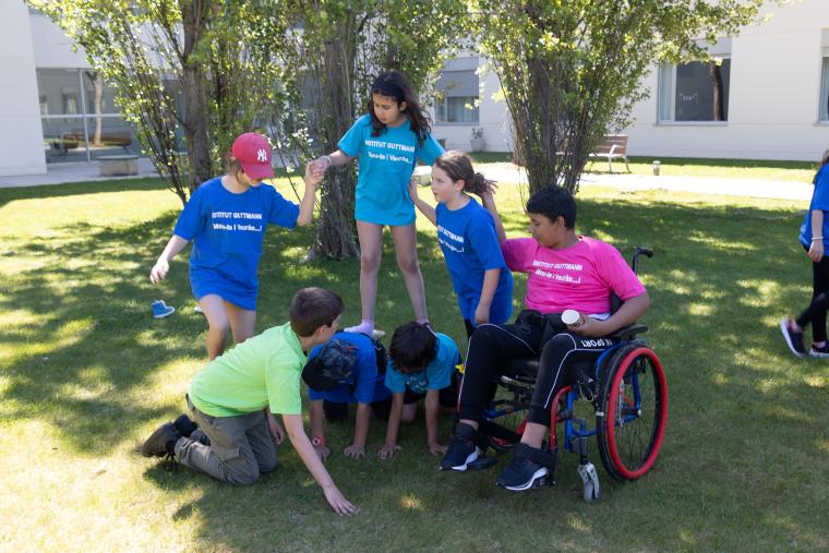 The playground belongs to everyone! TVBoy and more than 100 children paint inclusion in a very special edition of 'Mou-te i Veuràs'