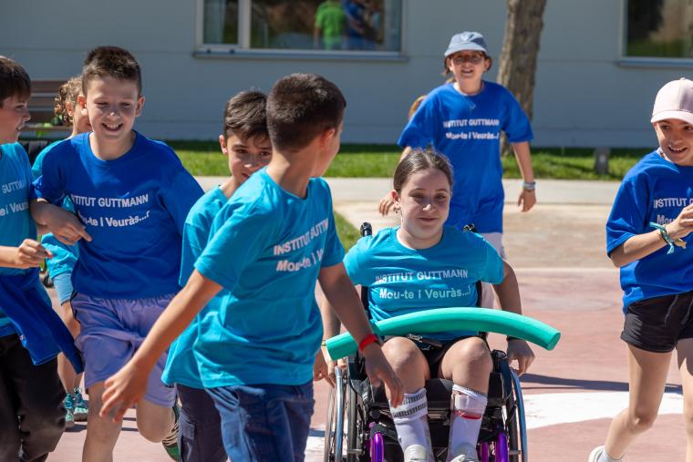 The playground belongs to everyone! TVBoy and more than 100 children paint inclusion in a very special edition of 'Mou-te i Veuràs'