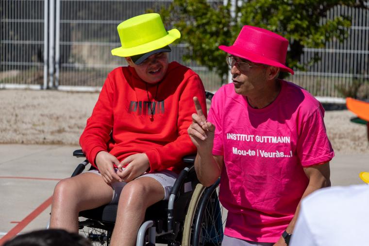 The playground belongs to everyone! TVBoy and more than 100 children paint inclusion in a very special edition of 'Mou-te i Veuràs'