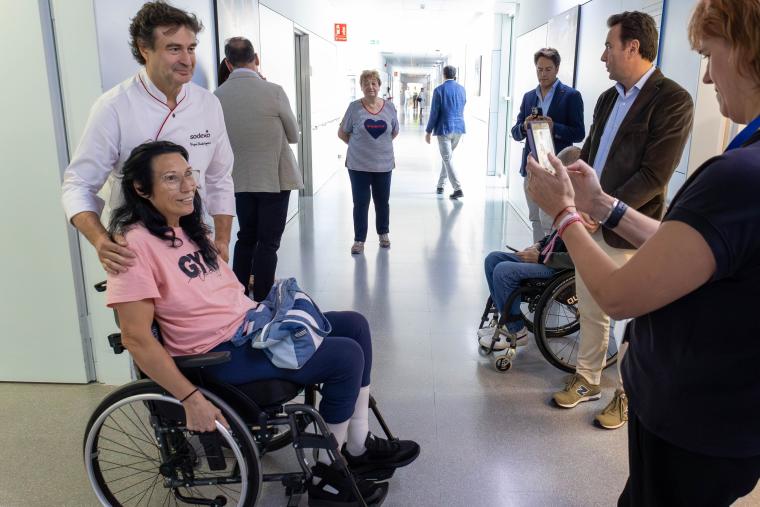 El chef Pepe Rodríguez de Masterchef visita el Institut Guttmann y prepara un menú degustación en el marco del 60 aniversario