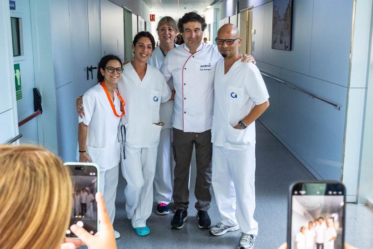 El chef Pepe Rodríguez de Masterchef visita el Institut Guttmann y prepara un menú degustación en el marco del 60 aniversario