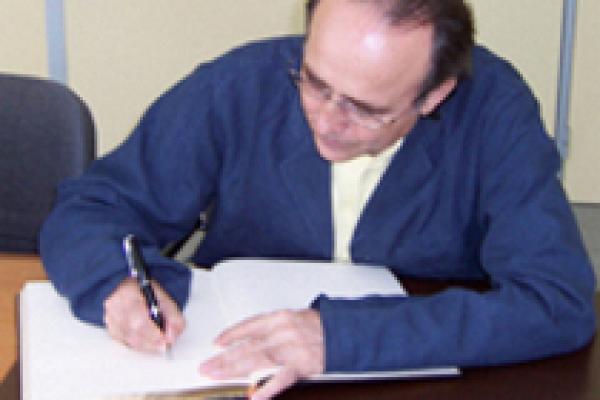 El cantautor Joan Manuel Serrat firma en el Libro de Honor del Institut Guttmann