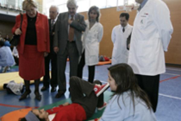 El Muy Hble. Sr. Pasqual Maragall, Presidente de la Generalitat de Cataluña, firma en el Libro de Honor del Institut Guttmann