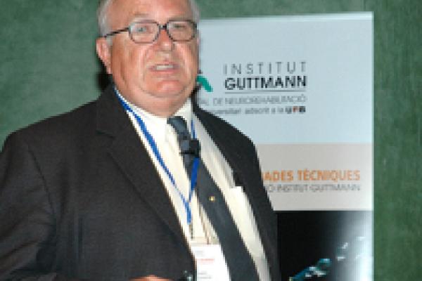 El Dr. Michael Merzenich, Neuropsicólogo, firma en el Libro de Honor del Institut Guttmann