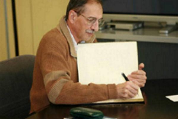 El Sr. Josep M. Benet i Jornet, Escritor y Guionista, firma en el Libro de Honor del Institut Guttmann