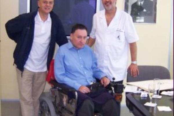 El Ilmo. Sr. Odón Elorza, Alcalde de Donostia, firma en el Libro de Honor del Institut Guttmann