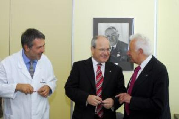 El Muy Hble. Sr. José Montilla, Presidente de la Generalitat de Cataluña, firma en el Libro de Honor del Institut Guttmann