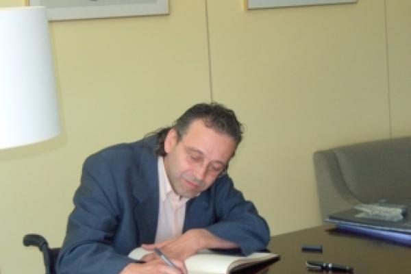 El Sr. Juan Carlos Ramiro, Director General de Coordinación de Políticas Sectoriales sobre Discapacidad, firma en el Libro de Honor del Institut Guttmann