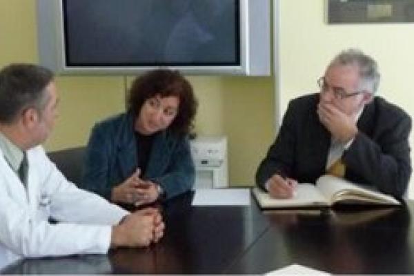 El Sr. Joan Antoni Barón i Espinar, Alcalde de Mataró, firma en el Libro de Honor del Institut Guttmann