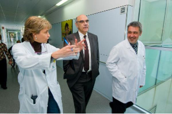 El Sr. Salvador Alemany, Consejero Delegado de Abertis, firma en el Libro de Honor del Institut Guttmann