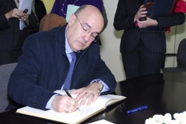 El Hble. Sr. Boi Ruiz, Consejero de Salud Generalitat de Catalunya, firma en el Libro de Honor del Institut Guttmann