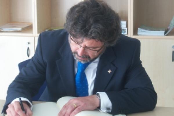 El Sr. Antoni Castellà i Clavé, Secretario general de Universidades e Investigación, firma en el Libro de Honor del Institut Guttmann
